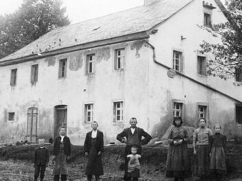 Das Dorf Kugelau, wo 1920 der Raubmord stattfand. Die Fotografie stammt von 1916. Auf der runden Tafel steht: "Wohnung des Ortsvorstehers". Der Raubmord fand aber nicht in diesem Gebäude statt, sondern im Nachbarhaus 100 Meter weiter Richtung Neusig. Repro: Reinhard Löwisch