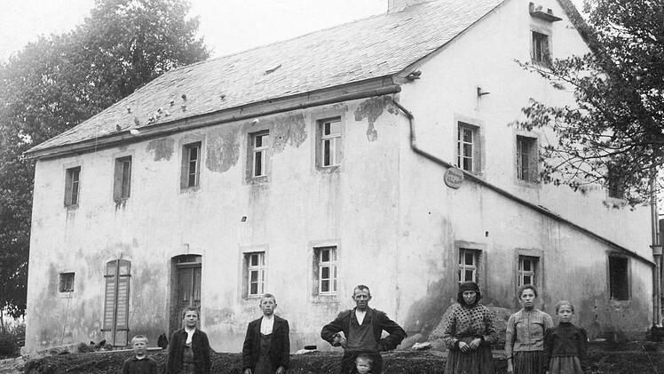 Das Dorf Kugelau, wo 1920 der Raubmord stattfand. Die Fotografie stammt von 1916. Auf der runden Tafel steht: "Wohnung des Ortsvorstehers". Der Raubmord fand aber nicht in diesem Gebäude statt, sondern im Nachbarhaus 100 Meter weiter Richtung Neusig. Repro: Reinhard Löwisch