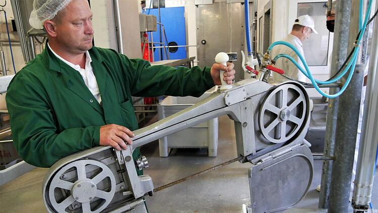 Die Organe  werden entnommen, die Füße abgetrennt und die Tierkörper mit einer großen Säge in der Regel in zwei Hälften geteilt. Es gibt eine Säge für Schweine und eine für Rinder. Foto: Sandra Hackenberg