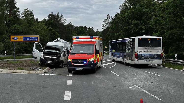 Unfall mit Bus und Kleintransporter: Mehrere Personen verletzt