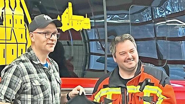Martin W&ouml;lfel mit Jugendwart Michael Feilner und einem der neuen Shirts