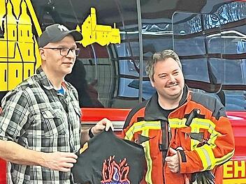 Martin Wölfel mit Jugendwart Michael Feilner und einem der neuen Shirts