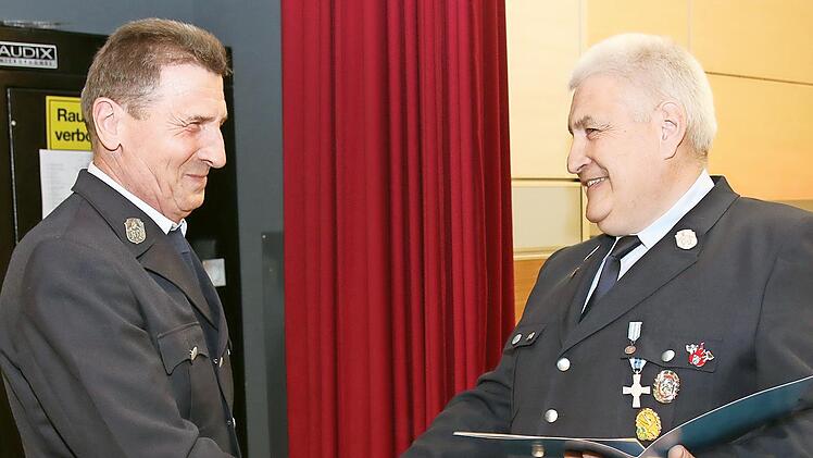Der Vorsitzende Peter Schätzlein (rechts) ernannte in der Versammlung Manfred Ebert zum Ehrenmitglied des Feuerwehrvereins Bad Rodach