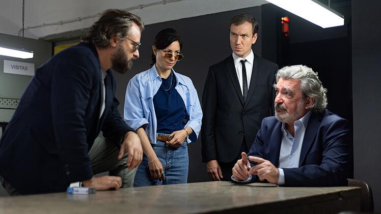 Die Ermittler Esteves (Daniel Christensen, links), Rosado (Eva Meckbach) und Lost (Jan Krauter, zweiter von rechts) nehmen den Gangster Pablo Delgado (Andr&eacute; Gago) ins Visier.