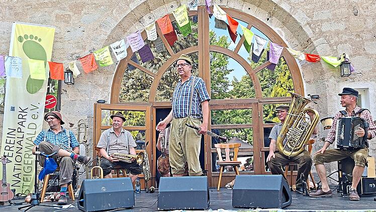 Das Musikkabarett &bdquo;h&auml;isd&lsquo;n&lsquo;d&auml;isd vomm mee&ldquo; begeisterte am Nationalparktag in Ebrach.Florian Tully