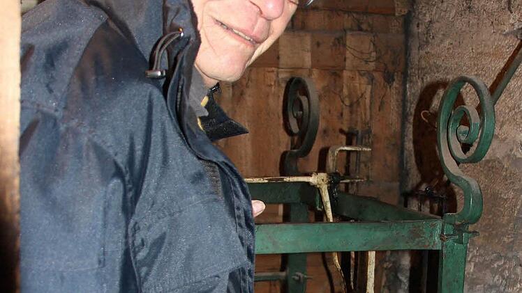 Gerhard Spörl hat sich für das Uhrwerk etwas Cleveres einfallen lassen.  Foto: Vanessa Schneider