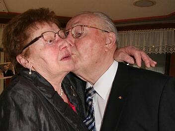 Bei einem so herzhaften Kuss kann schon mal die Brille verrutschen: Gut gelaunt feierten Ella und Otto Glenk ihren 60. Hochzeitstag. Fotos: Sonja Adam