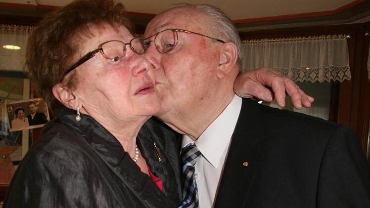 Bei einem so herzhaften Kuss kann schon mal die Brille verrutschen: Gut gelaunt feierten Ella und Otto Glenk ihren 60. Hochzeitstag. Fotos: Sonja Adam