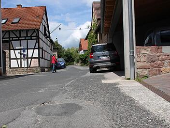 Obere Stadtmauer in Hammelburg: Die marode Straße soll auf einem weiteren Abschnitt eine neue Deckschicht erhalten. Foto: Markus Reeh