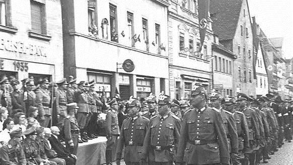 Auch die Menschen in Forchheim mussten sich in den 1930er-Jahren an die Aufmärsche der nationalsozialistischen Organisationen gewöhnen. Repro: Stadtarchiv Forchheim
