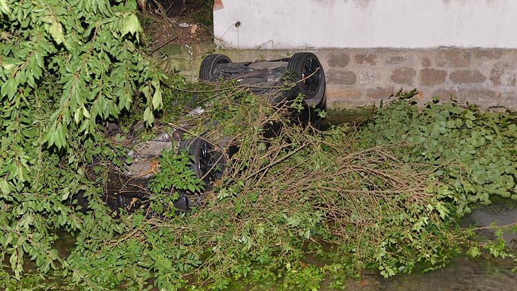 Das Auto landete auf dem Dach und im Bach. Fotos: Frank Spitzenpfeil