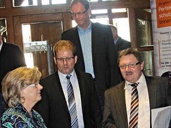 Polizeipräsidentin Liliane Matthes, der unterfränkische Gewerkschaftsvorsitzende Hubert Froesch und Innenstaatssekretär Gerhard Eck. (v.l.) diskutierten auf dem Bezirkskongress der unterfränkischen Polizeigewerkschaft in Rügheim. Foto: Helmut Will