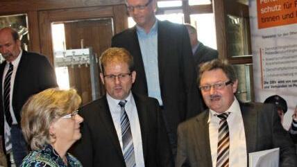 Polizeipräsidentin Liliane Matthes, der unterfränkische Gewerkschaftsvorsitzende Hubert Froesch und Innenstaatssekretär Gerhard Eck. (v.l.) diskutierten auf dem Bezirkskongress der unterfränkischen Polizeigewerkschaft in Rügheim. Foto: Helmut Will