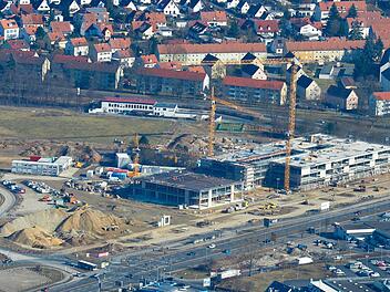 Die Brose-Ansiedlung ist inzwischen unübersehbar: Der Rohbau der beiden Gebäude an der Breitenau ist bald fertig. Im Hintergrund hinter dem alten Sportplatz ist die Gaststätte Eintracht zu sehen. Foto: Ronald Rinklef
