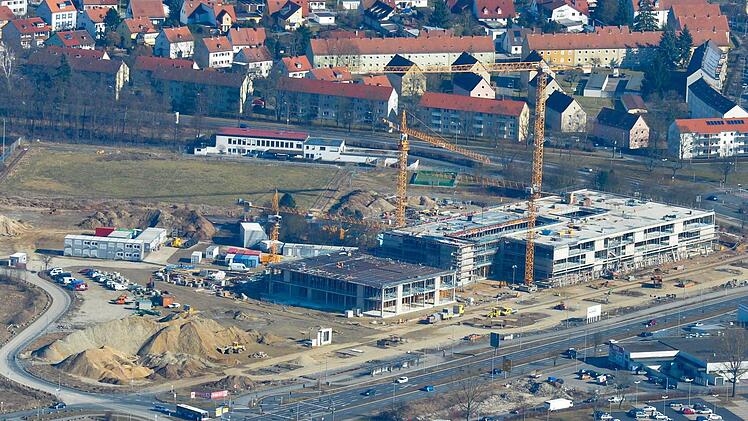 Die Brose-Ansiedlung ist inzwischen unübersehbar: Der Rohbau der beiden Gebäude an der Breitenau ist bald fertig. Im Hintergrund hinter dem alten Sportplatz ist die Gaststätte Eintracht zu sehen. Foto: Ronald Rinklef