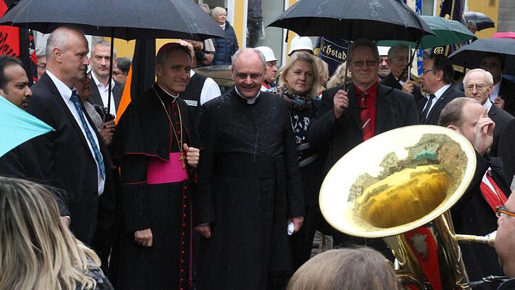 Erzbischof Georg Gänswein, Präfekt des Päpstlichen Haushaltes von papst Franziskus und Benedikt XVI., wurde bei seinem Besuch in Höchstadt herzlich empfangen. Foto: Christian Bauriedel