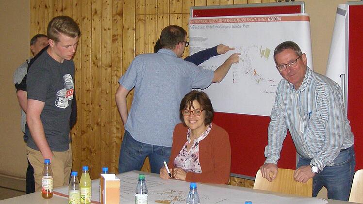 Es mangelte nicht an Ideen und Vorschlägen der Bürger bei der Innenentwicklungswerkstatt in der Schondratalhalle.  Foto: W. Saam