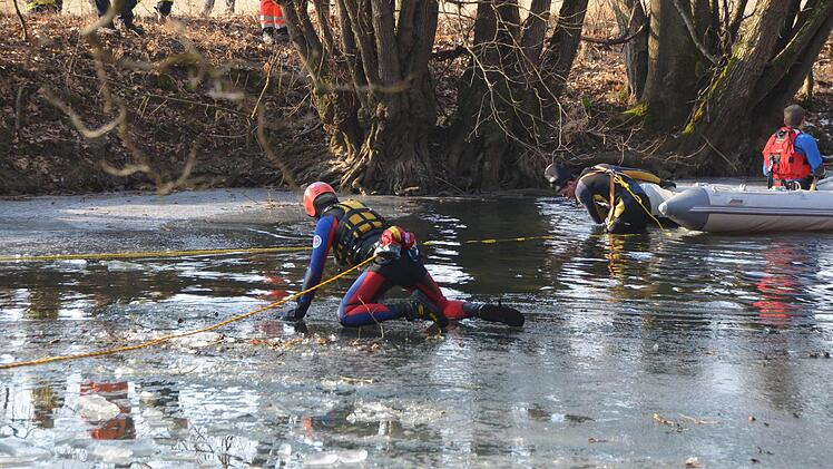 Die Wasserwacht suchte an der Saale nach einem Mann, der ins Eis eingebrochen sein soll. Foto: Peter Rauch
