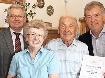Andreas Lechner mit seiner Lebensgefährtin Luise Hack, Bürgermeister Hans Beck (rechts) und Zweitem Bürgermeister Helmut Schleicher (links)  Foto: Evi Seeger