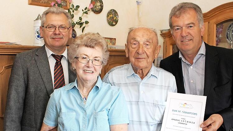 Andreas Lechner mit seiner Lebensgefährtin Luise Hack, Bürgermeister Hans Beck (rechts) und Zweitem Bürgermeister Helmut Schleicher (links)  Foto: Evi Seeger