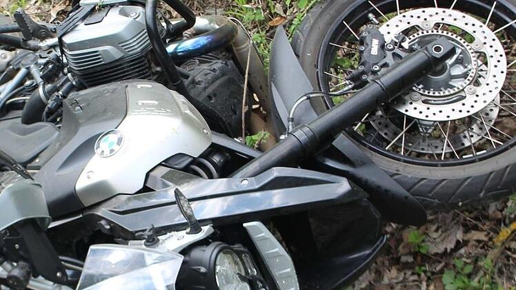 Das Motorrad des M&uuml;nchbergers landete im Stra&szlig;engaben.foto: News 5