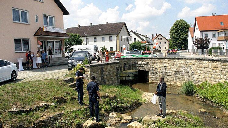Aufklärungsarbeit im Ellerbach - nachdem sich der Nacktbader wieder angezogen hatte. Foto: Joseph Beck