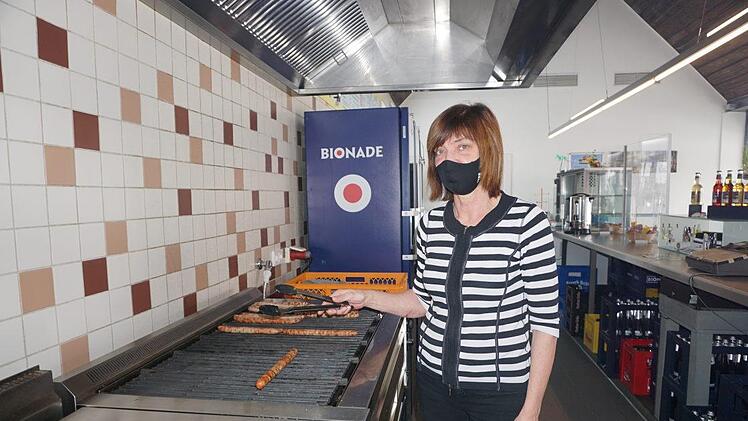 Silvana Fischer grillt die beliebten Bratwürste im Kiosk am Schwarzen Moor.
