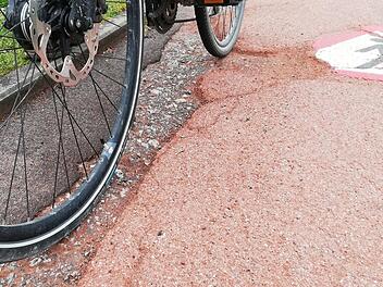 Der Radweg entlang des Ostring ist vor allem zwischen Maxstraße und Erhardstraße voller Schlaglöcher. Foto: Sigismund von Dobschütz