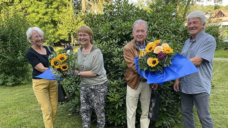 Blumen und beste Wünsche für die neue Vorsitzende der Bad Brückenauer Tafel Susanne Wasserbauer durch Gründerin Jutta Leidenberger (links) und den zweiten Chef Klaus Hartmann (rechts) an den scheidenden, acht Jahre amtierenden bisherigen Präsidenten Hans-Jürgen Schelle.