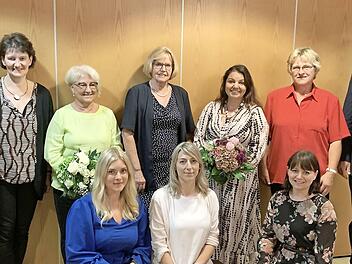 Der Kreisvorstand der Frauenunion mit der neuen Vorsitzenden Tanja Herbert-Nebe (Vierte von rechts) und der bisherigen Vorsitzenden Gabriele Oost (Dritte von links), die verabschiedet wurde, sowie weiteren Vertretern aus der Politik