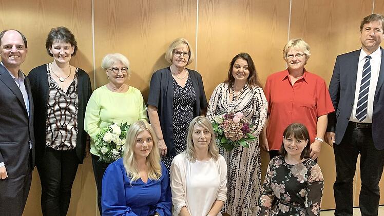 Der Kreisvorstand der Frauenunion mit der neuen Vorsitzenden Tanja Herbert-Nebe (Vierte von rechts) und der bisherigen Vorsitzenden Gabriele Oost (Dritte von links), die verabschiedet wurde, sowie weiteren Vertretern aus der Politik