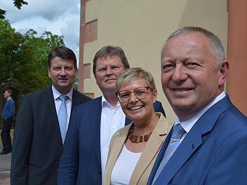 Treffpunkt Festakt zu 50 Jahren Gebietsreform: Im Bild (von links) Innenstaatssekretär Sandro Kirchner, Dr. Johann Keller vom Bayerischen Landkreistag, die Parlamentarische Staatssekretärin Sabine Dittmar und Landrat Thomas Bold.