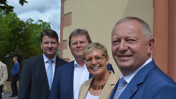 Treffpunkt Festakt zu 50 Jahren Gebietsreform: Im Bild (von links) Innenstaatssekretär Sandro Kirchner, Dr. Johann Keller vom Bayerischen Landkreistag, die Parlamentarische Staatssekretärin Sabine Dittmar und Landrat Thomas Bold.