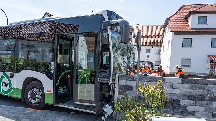 Busfahrer verliert Kontrolle über Fahrzeug - Bus prallt gegen Mauer