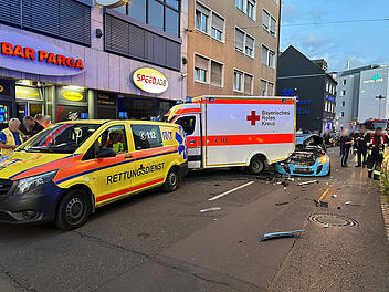 Nürnberg: Auto rast während Rettungseinsatz in Krankenwagen - BRK spricht von „Wunder“