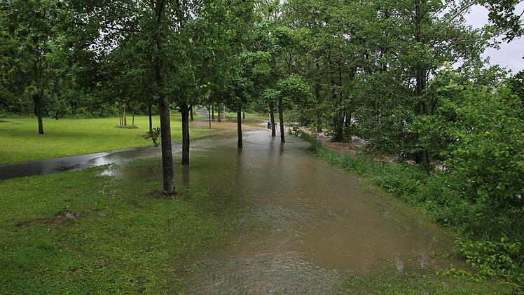 Der Fußweg entlang des Bolzplatzes an der Hans-Meier-Straße ist überschwemmt Foto: Andreas Brandl