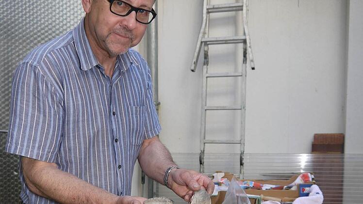 Extra für das Tageblatt hat Manfred Künzel einige seiner archäologischen Fundstücke und selbst gebauten historischen Werkzeuge noch ausgepackt. Am morgigen Sonntag sind diese Gegenstände beim historischen Dorffest in Lahm zu sehen. Fotos: Berthold Köhler