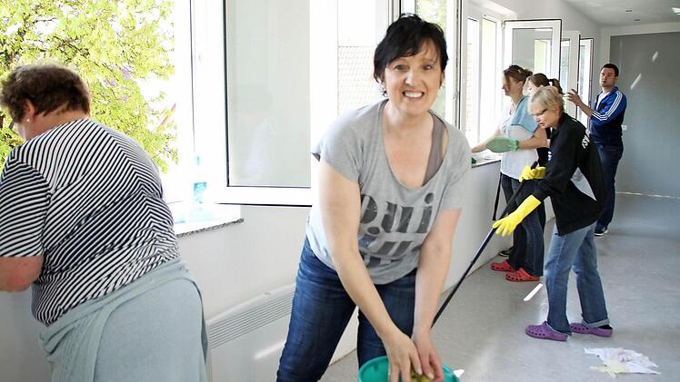 Putztag im Gemeindehaus: Auf der Baustelle im Vereinsheim Althausen wringt Margit Brust (Mitte) ein Wischtuch aus. Am 1. Mai soll hier alles fertig sein, dann richtet der Musikverein im frisch sanierten Vereinsheim seine Kaffeebar ein. Foto: Heike Beudert