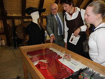 Heimatpfleger Gerhard Batz erklärt den Besuchern die verschiedenen Trachten aus Hausen. Fotos: Mathias Erlwein