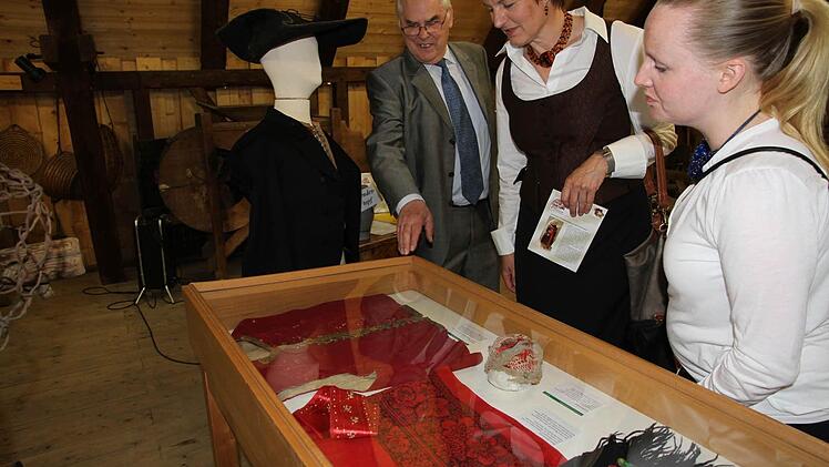 Heimatpfleger Gerhard Batz erklärt den Besuchern die verschiedenen Trachten aus Hausen. Fotos: Mathias Erlwein