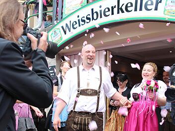 Hochzeit auf der Bergkerwa: Christian Stenz und Daniela Doppel aus Erlangen heirateten auf der Bergkirchweih 2015 Foto: Christian Bauriedel