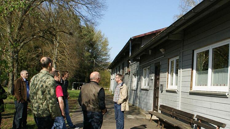 Die Fußballabteilung der SG Eltmann nutzt die alte Turnhalle auf der Eltmanner Mainhalbinsel und bringt sich auch aktiv in die Instandsetzung ein. Die Stadt als Eigentümerin unterstützt diese Bemühungen. Der Bauausschuss des Stadtrates nahm am Montag die Halle in Augenschein.  Fotos: Sabine Weinbeer