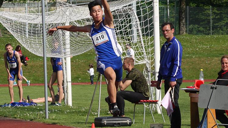 Trung Ngo vom TSV Bad Kissingen erzielte im Dreisprung der Jugend U18 mit 13,70 Meter eine deutsche Jahresbestleistung. Noch höher sind allerdings seine 7,11 Meter im Weitsprung einzuschätzen.