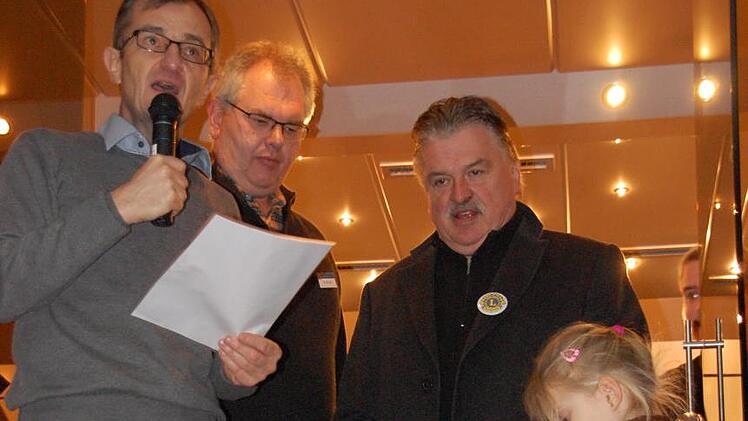 Harry Weiß, Michael Möschel, Landrat Klaus-Peter Söllner und Glücksfee Nina verlosten die  Hauptpreise.