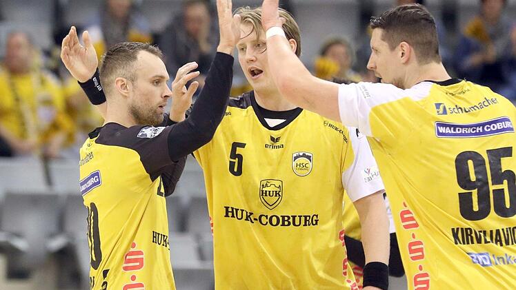 Glückliche HSC-Spieler (von links): Florian Billek, Markus Hagelin und Romas Kirveliavicius.