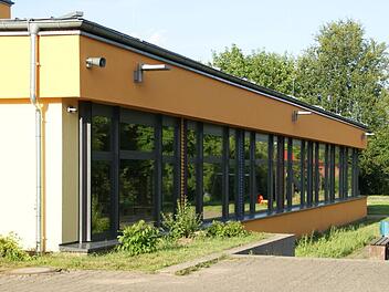 Seit es in Rauhenebrach nur noch eine Grundschule, aber keine Mittelschule mehr gibt, ist ein Teil des Schulgebäudes für andere Nutzungen frei. Den Trakt rechts des Haupteingangs (rechts) nutzt die Gemeinde für verschiedene Zwecke; hier sollen jetzt auch für die Zeit der Kindergartensanierung zwei Kindergartengruppen untergebracht werden.Sabine Weinbeer