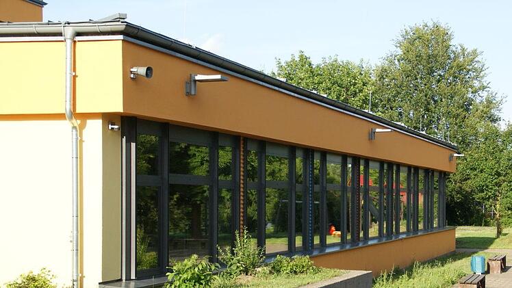 Seit es in Rauhenebrach nur noch eine Grundschule, aber keine Mittelschule mehr gibt, ist ein Teil des Schulgebäudes für andere Nutzungen frei. Den Trakt rechts des Haupteingangs (rechts) nutzt die Gemeinde für verschiedene Zwecke; hier sollen jetzt auch für die Zeit der Kindergartensanierung zwei Kindergartengruppen untergebracht werden.Sabine Weinbeer