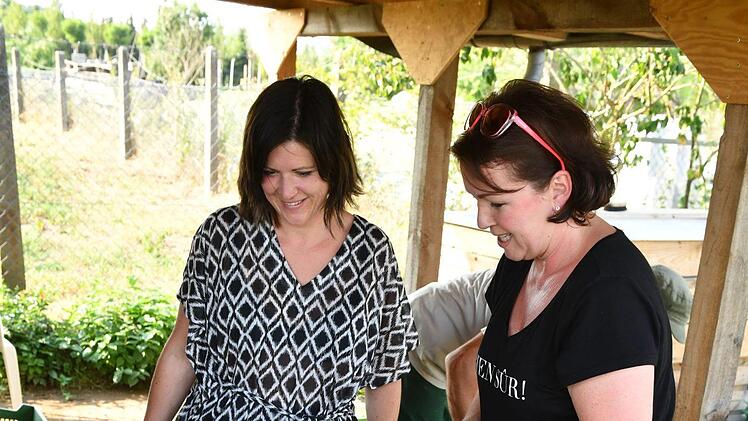 Daniela Strecker und Annett Weinkamm (v.l.) holen ihre Kiste ab.    Foto: Ronald Rinklef