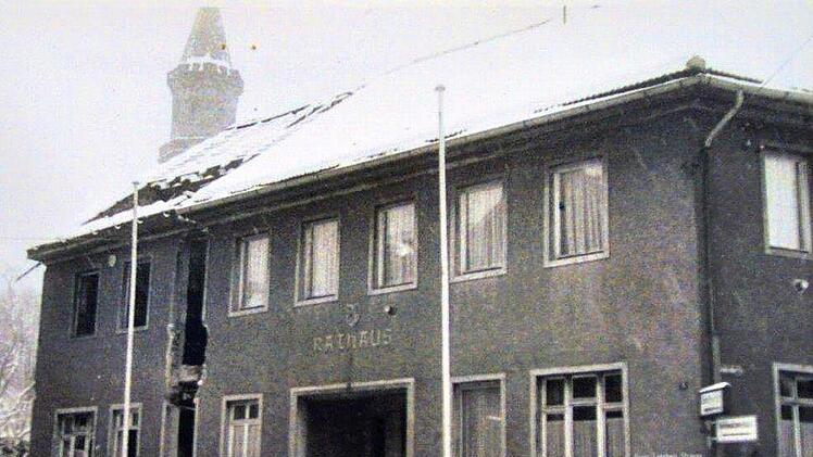 Nur noch das Eckgebäude blieb während der Zeit des Rathausneubaus stehen. Hier waren bis zum Einzug ins neue Rathaus weiterhin die Stadtpolizei, das Haupt- und Personalamt sowie die Dienstzimmer des damaligen Oberbürgermeisters Ernst Bergmann untergebracht.