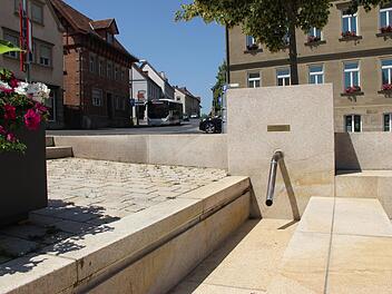 Völlig trocken ist die Wasserrinne, denn der Brunnen am Maßbacher Marktplatz hat einen Defekt.Heike Beudert